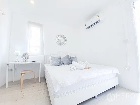 Retail Space for rent in Khlong Toei, Bangkok - Air-conditioned white bedroom with desk, chair and a large bed.