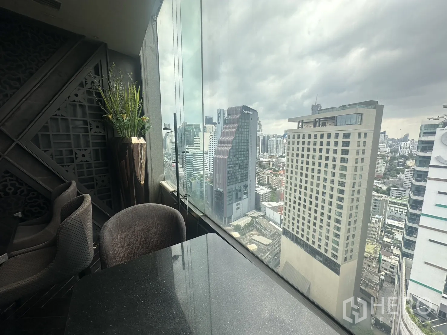 พื้นที่ขายปลีก ให้เช่าในKhlong Toei, Bangkok - วิวสกายไลน์กรุงเทพฯ ผ่านกระจกตั้งพื้นถึงเพดานข้างโต๊ะอาหาร