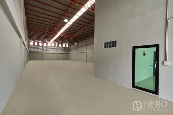โรงงาน ให้เช่าในMueang Samut Sakhon, Samut Sakhon - ภายในโกดังโล่งพื้นคอนกรีต เรียบ พร้อมประตูกระจกเชื่อมออฟฟิศด้านข้าง.