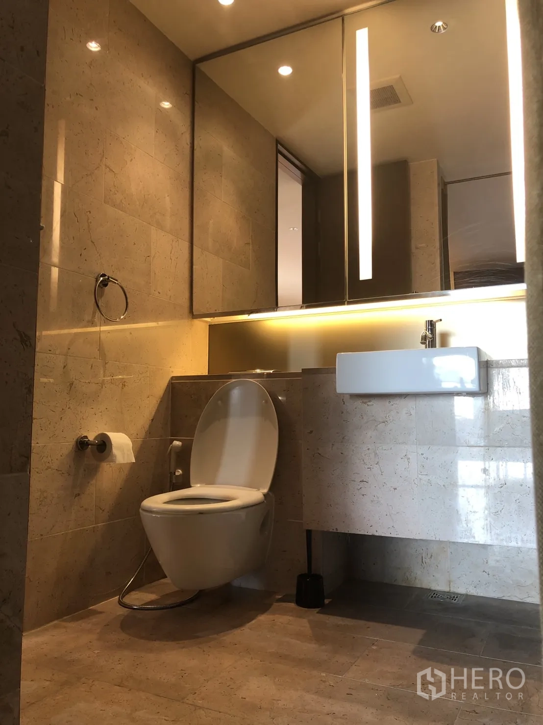 公寓 出租在Pathum Wan, Bangkok - 现代卫浴，石材墙地、背光镜柜、台盆与现代坐便器