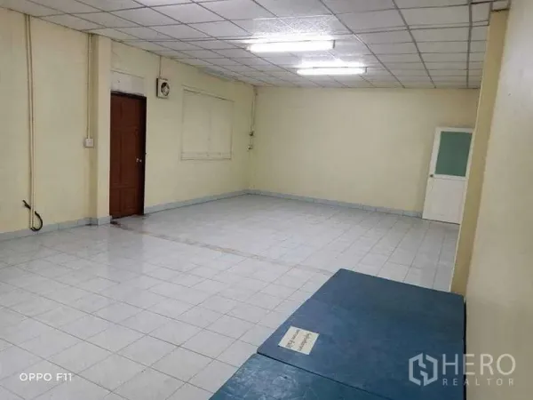 คลังสินค้า ให้เช่าหรือขายในMueang Samut Sakhon, Samut Sakhon - ห้องเอนกประสงค์ปูกระเบื้อง พื้นที่กว้าง ไฟฟลูออเรสเซนต์ และประตูไม้