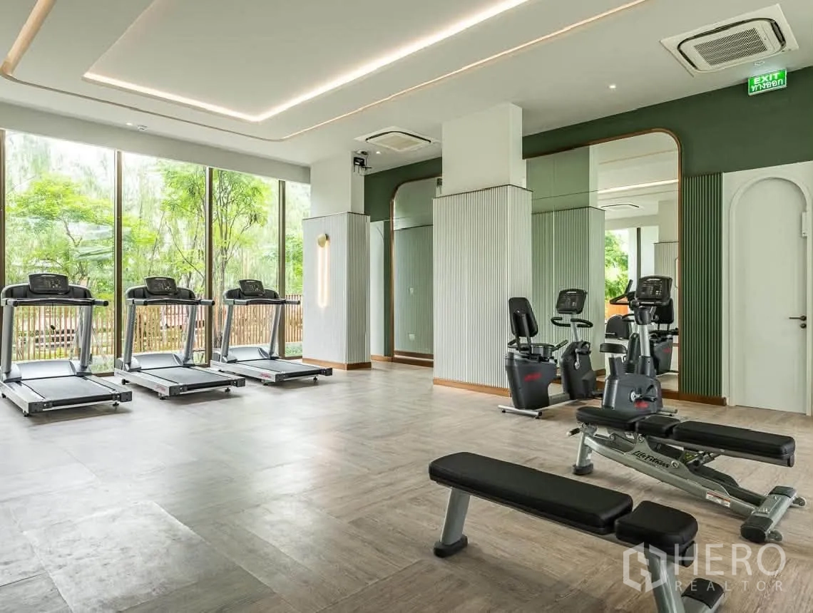 คอนโด for rent in Watthana, Bangkok - ห้องฟิตเนสโปร่งสว่างพร้อมลู่วิ่ง จักรยาน และหน้าต่างบานใหญ่