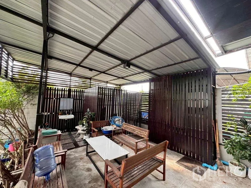 คลังสินค้า ให้เช่าในPrawet, Bangkok - พื้นที่นั่งเล่นกลางแจ้งมีหลังคาเมทัลชีทและชุดโต๊ะม้านั่ง