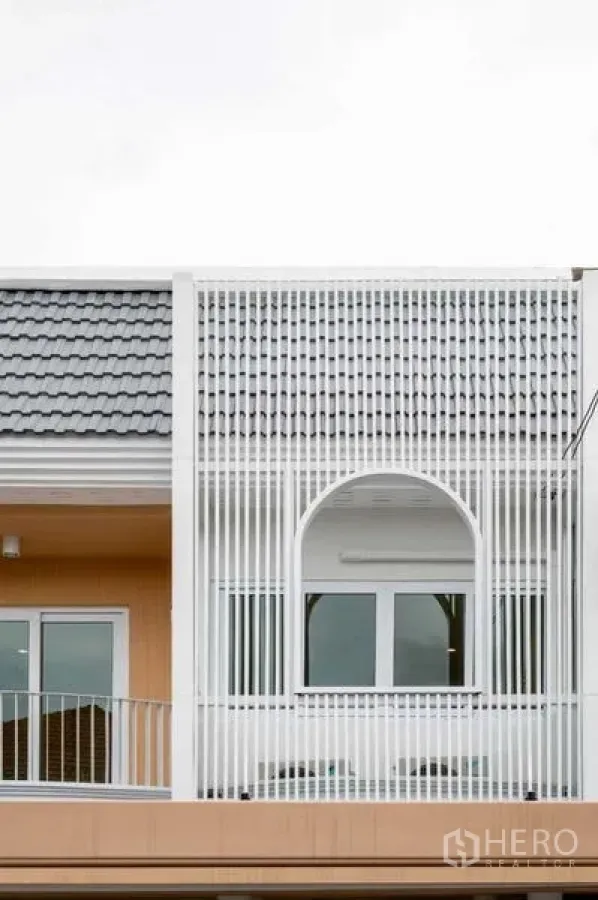 联排别墅 出售在Khlong Toei, Bangkok - 曼谷Phra Khanong联排别墅外立面，白色竖向格栅与拱形窗。