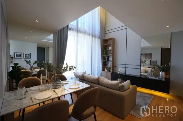 公寓 出租 - 时尚客餐厅，挑高落地窗、石材餐桌与发光电视柜。