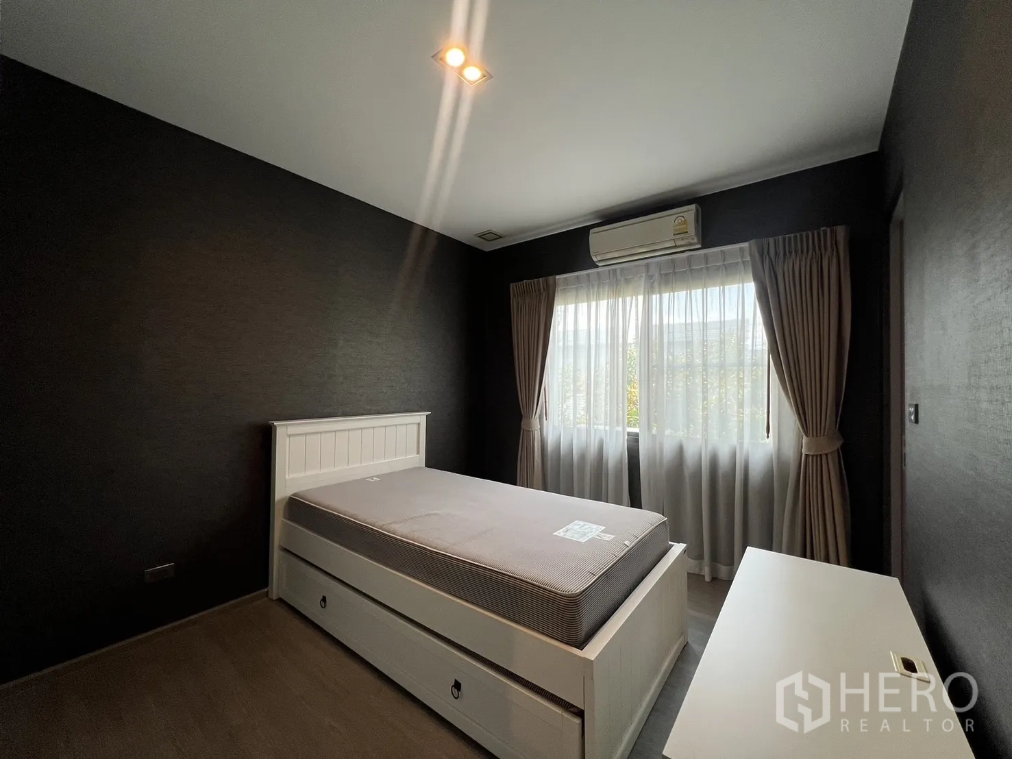 联排别墅 出租在Lat Phrao, Bangkok - 客臥另一視角，充足自然光與壁掛空調。