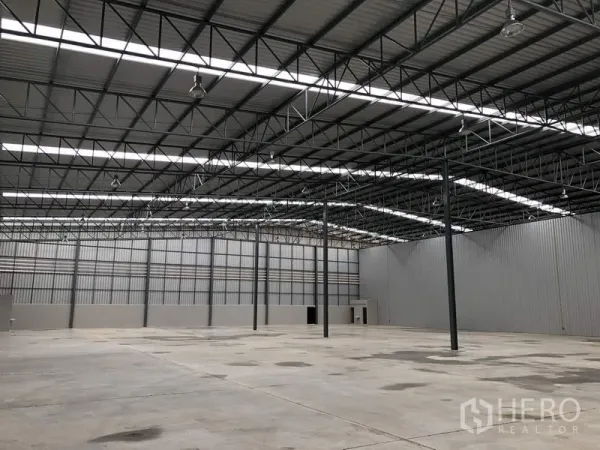 货栈 出租在Lat Krabang, Bangkok - 宽敞仓库内部，高钢桁架屋顶、天窗带来自然采光，混凝土地面