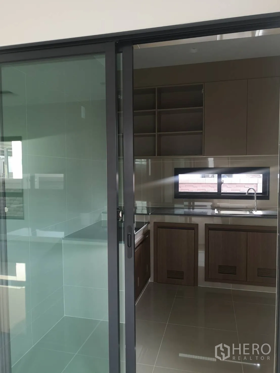 บ้าน ขายในLam Luk Ka, Pathum Thani - ครัวไทยบิลต์อิน เคาน์เตอร์ ซิงก์ และตู้เก็บของ ใต้หน้าต่าง