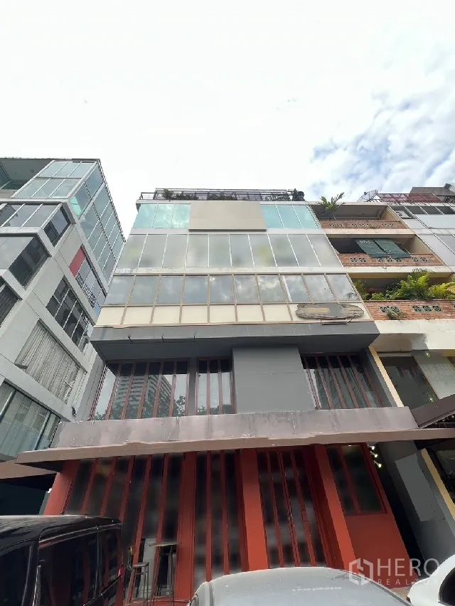 พื้นที่ขายปลีก ให้เช่า - อาคารพาณิชย์หลายชั้น หน้ากระจกและหน้าร้านสีแดง ในเขตวัฒนา กรุงเทพฯ