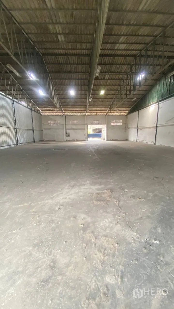 Factory for rent in Bang Phli, Samut Prakan - Open warehouse interior showing wide column-free space and glass block windows.