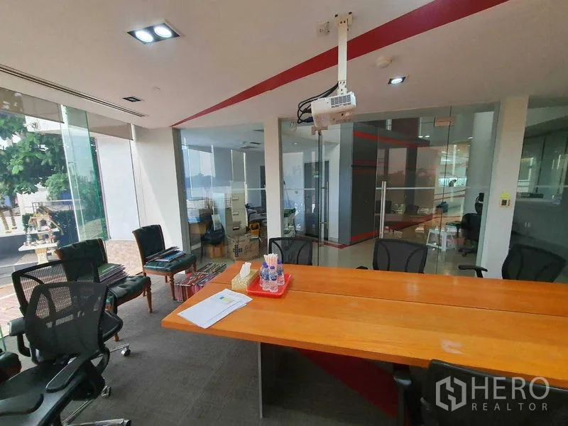 สำนักงาน ให้เช่าในYan Nawa, Bangkok - ห้องประชุมพร้อมโปรเจคเตอร์ ผนังกระจก เก้าอี้สำนักงาน และแสงธรรมชาติ