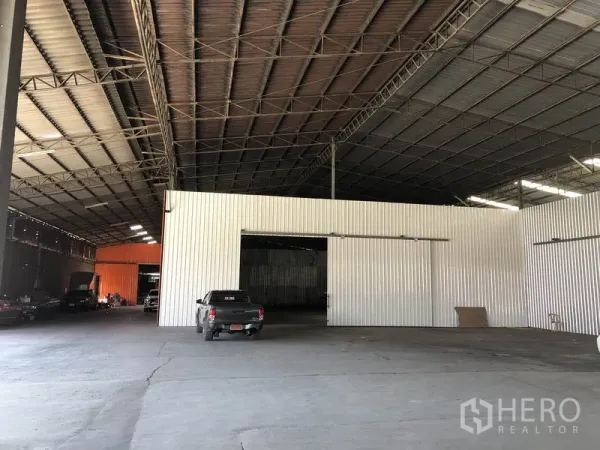 คลังสินค้า ให้เช่าในNong Chok, Bangkok - ภายในโกดังโปร่ง หลังคาโครงเหล็กสูง ผนังเมทัลชีท พร้อมพื้นคอนกรีตกว้างสำหรับขนถ่ายสินค้า