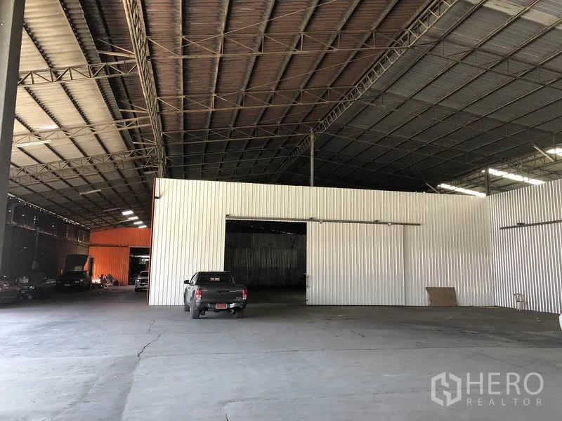 คลังสินค้า ให้เช่าในNong Chok, Bangkok - ภายในโกดังโปร่ง หลังคาโครงเหล็กสูง ผนังเมทัลชีท พร้อมพื้นคอนกรีตกว้างสำหรับขนถ่ายสินค้า