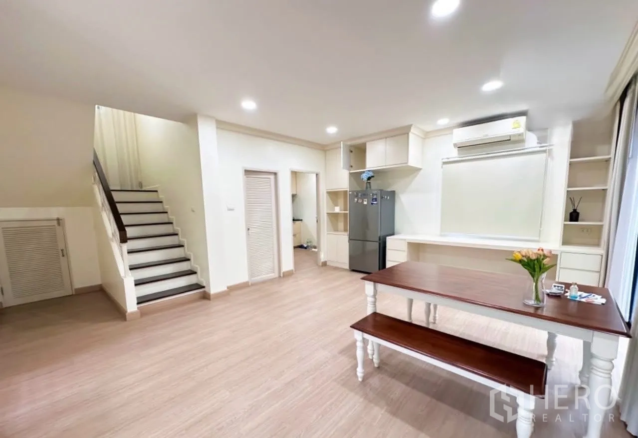 บ้าน ขายในLam Luk Ka, Pathum Thani - มุมชั้นล่างเห็นบันได โต๊ะทานข้าว ตู้บิวท์อิน และทางเข้าห้องอเนกประสงค์