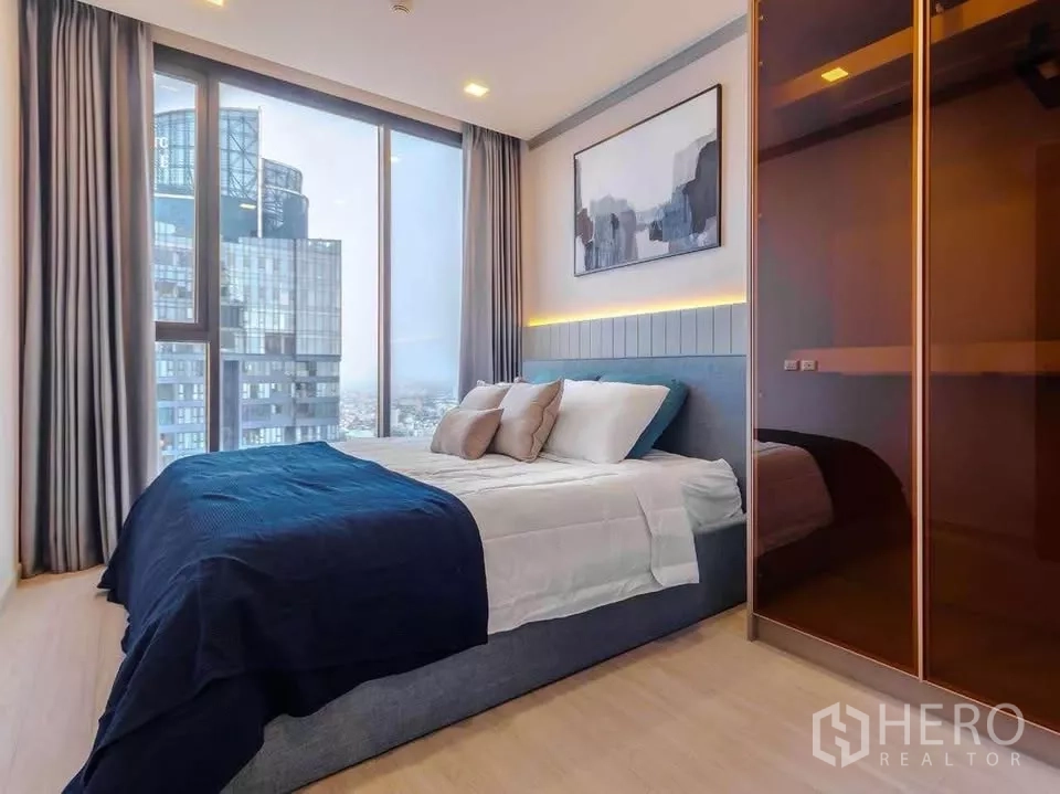 公寓 出租在Huai Khwang, Bangkok - 卧室配落地窗与高光衣柜。