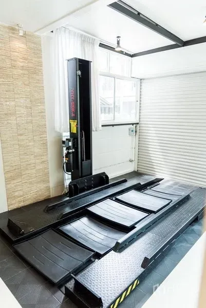 ทาวน์เฮาส์ ขายในWang Thonglang, Bangkok - โรงจอดรถในบ้านพร้อมแท่นลิฟต์ยกรถและประตูม้วน