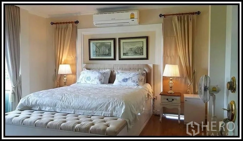 บ้าน ขายในLam Luk Ka, Pathum Thani - ห้องนอนใหญ่บรรยากาศผ่อนคลาย เตียงคิงไซส์ ม้านั่งปลายเตียง โคมไฟหัวเตียง และแอร์.