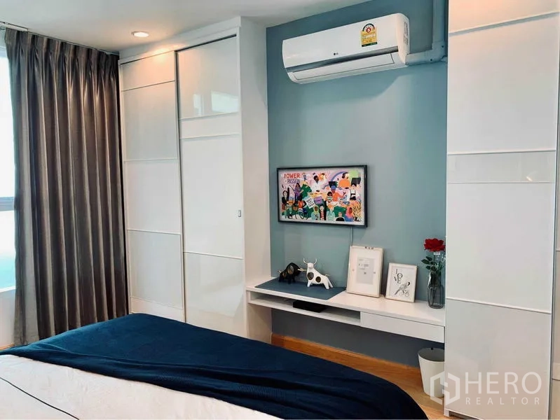 คอนโด ให้เช่าในWatthana, Bangkok - ห้องนอนอบอุ่นพร้อมตู้เสื้อผ้าบิลท์อินสีขาว แอร์แขวนผนัง และมุมโต๊ะเล็ก