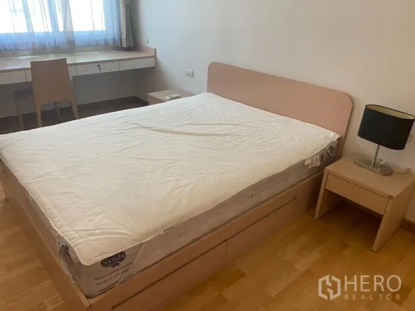 คอนโด ให้เช่าหรือขายในKhlong Toei, Bangkok - ห้องนอนหลักมีเตียงคู่ โต๊ะหัวเตียง และโต๊ะทำงานบิลท์อินใต้หน้าต่าง