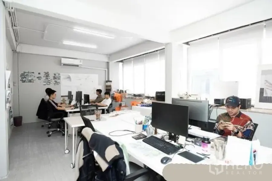 สำนักงาน ให้เช่าในPhaya Thai, Bangkok - พื้นที่ทำงานสว่างไสว โต๊ะสีขาวเรียงเป็นแถว ไฟเพดาน และหน้าต่างบานกว้าง