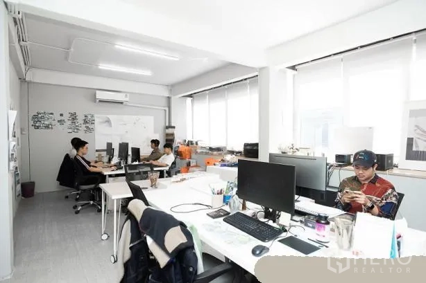 สำนักงาน ให้เช่าในPhaya Thai, Bangkok - พื้นที่ทำงานสว่างไสว โต๊ะสีขาวเรียงเป็นแถว ไฟเพดาน และหน้าต่างบานกว้าง