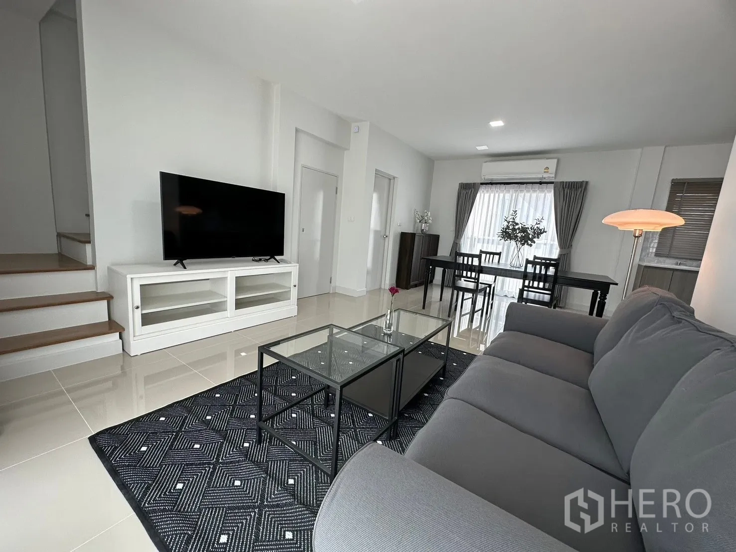 Townhouse for rent in Bang Phli, Samut Prakan - Open-plan kitchen, dining, and living space with sliding glass doors to the front.