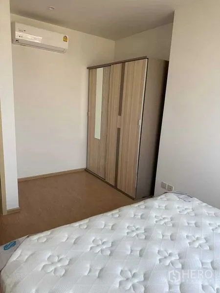 คอนโด ให้เช่าในWatthana, Bangkok - ห้องนอนที่สองพร้อมตู้เสื้อผ้า แอร์ และเตียงควีน