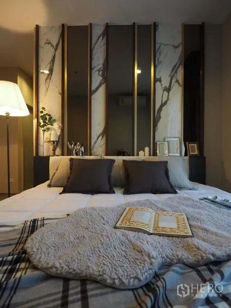 คอนโด ให้เช่าในKhlong San, Bangkok - ห้องนอนใหญ่หัวเตียงลายหินอ่อน หมอนอิงและผ้าคลุมบนเตียง