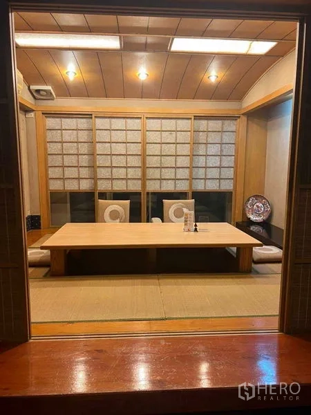 อาคารพาณิชย์ ให้เช่าในKhlong Toei, Bangkok - ห้องส่วนตัวอบอุ่นพร้อมประตูโชจิเลื่อนและโต๊ะเตี้ย