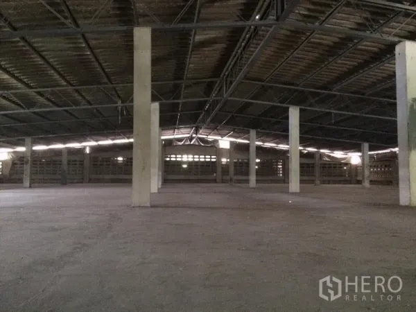 คลังสินค้า ให้เช่าในSamut Prakan - ภายในโกดังโล่ง พื้นคอนกรีต โครงหลังคาเหล็กและเสารับน้ำหนัก