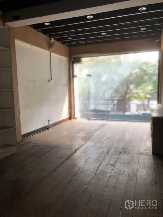 อาคารพาณิชย์ ให้เช่า - พื้นที่หน้าร้านชั้นล่าง พื้นไม้ ประตูกระจกฝ้าเต็มบาน ไฟสปอตไลต์บนฝ้า