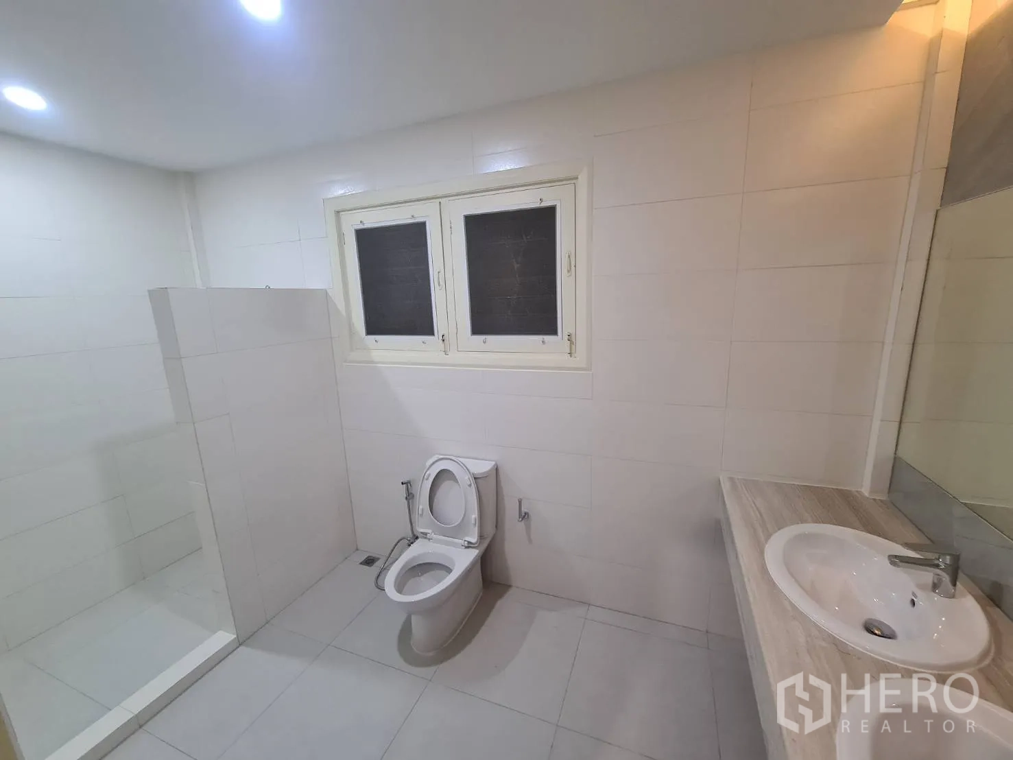 บ้าน ให้เช่าในKhlong Toei, Bangkok - ห้องน้ำกรุเซรามิกสีขาว มีโซนอาบน้ำแบบวอล์กอิน โถสุขภัณฑ์ และอ่างล้างหน้า