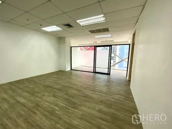 สำนักงาน ให้เช่าในWatthana, Bangkok - สำนักงานแบบเปิดโปร่งสว่าง พื้นลามิเนตลายไม้ เพดานทีบาร์และประตูกระจกบานเลื่อน.