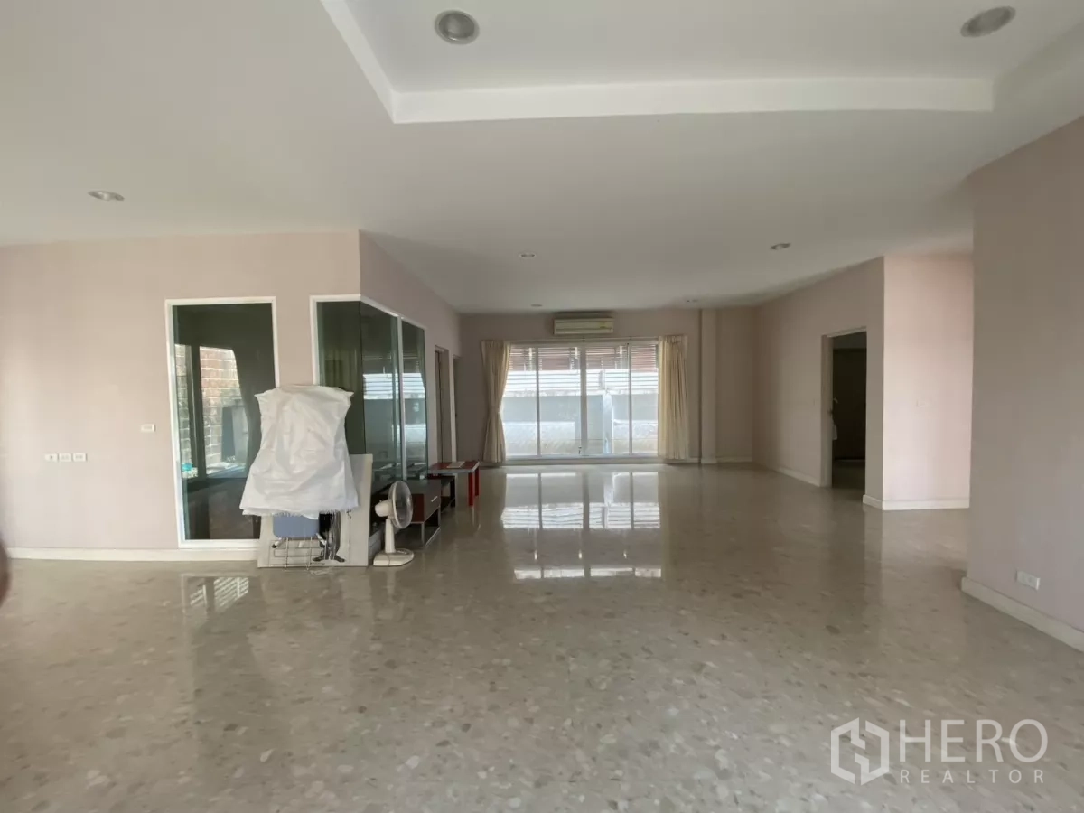 บ้าน ให้เช่าหรือขายในLak Si, Bangkok - โถงชั้นล่างกว้าง พื้นกระเบื้องเงา และห้องกั้นกระจก.