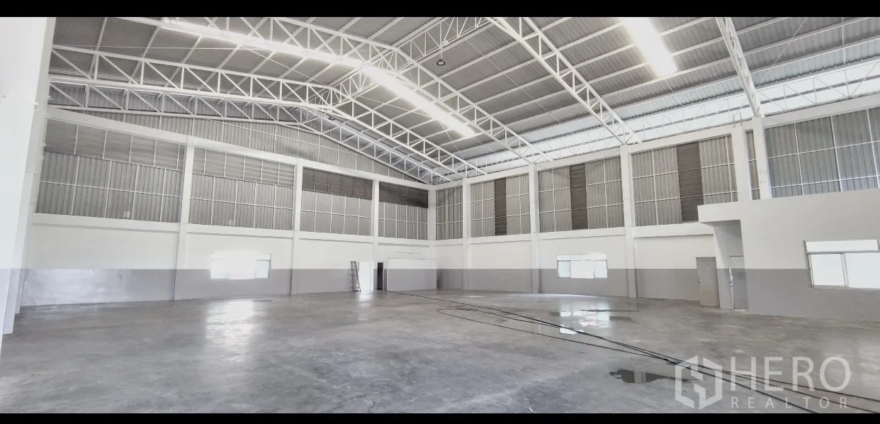 โรงงาน ให้เช่าในMueang Samut Prakan, Samut Prakan - พื้นที่การผลิตโล่ง พื้นคอนกรีตขัดมัน ผนังสูงและช่องระบายอากาศรอบด้าน