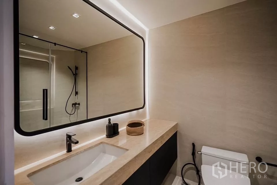 公寓 出租在Bang Phlat, Bangkok - 当代风卫浴，超大背光镜、台盆柜与玻璃淋浴间。