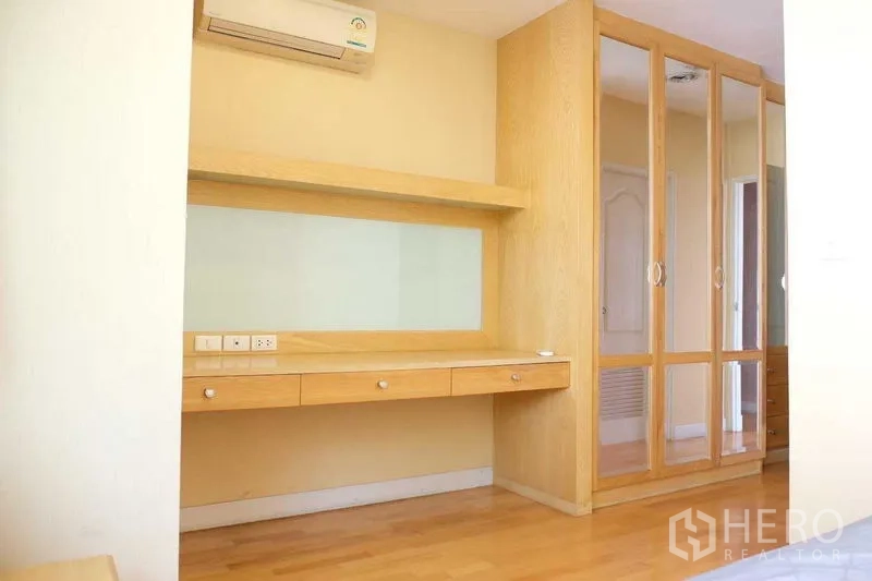 คอนโด ขายในKhlong San, Bangkok - มุมห้องนอนพร้อมโต๊ะบิลต์อิน กระจกยาว และตู้เสื้อผ้าบานกระจก.