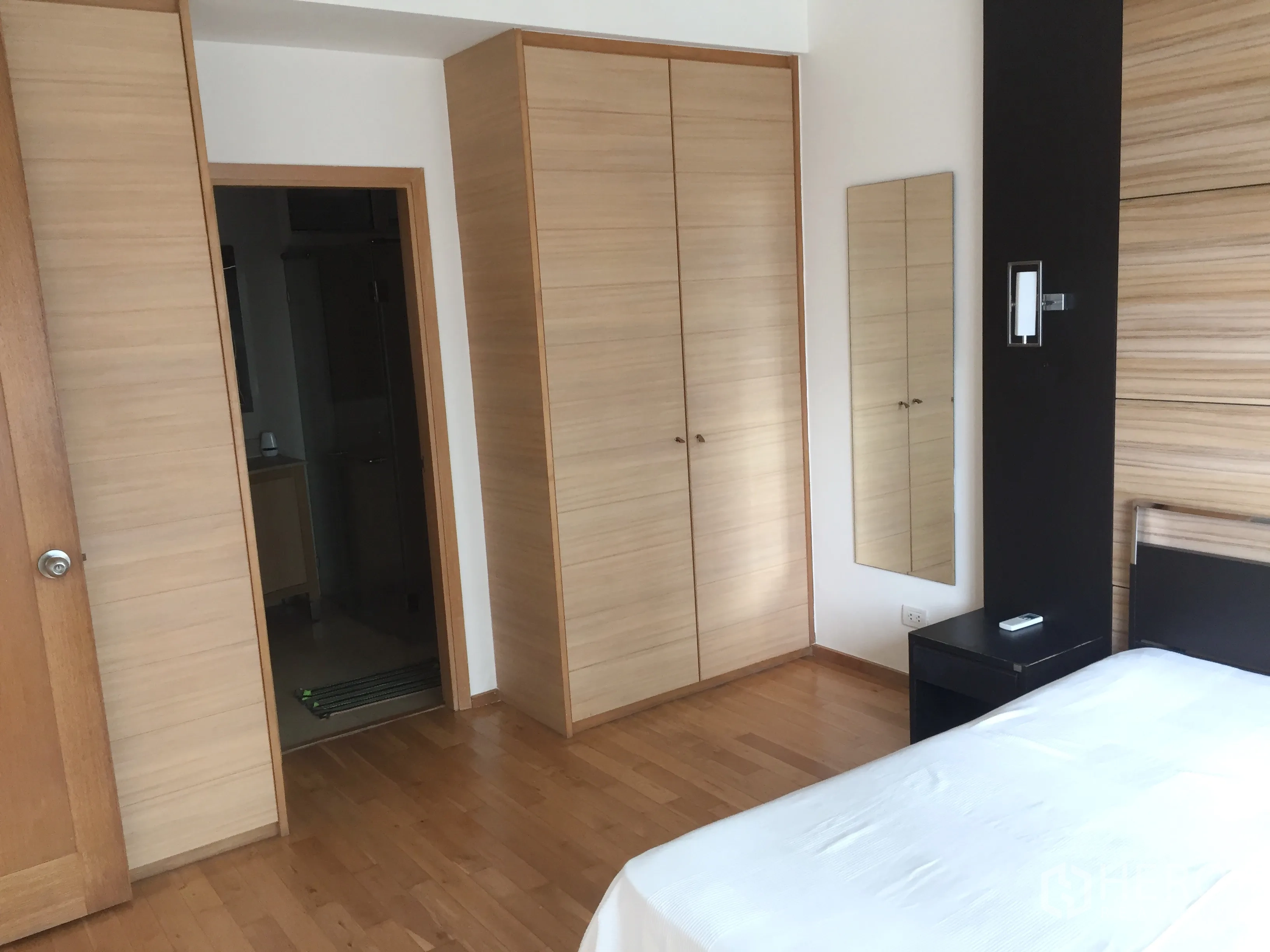 公寓 出租在Sathon, Bangkok - 卧室设有内置衣柜、全身镜及通往套内卫浴的门。