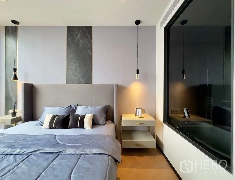 公寓 for rent or sale in Watthana, Bangkok - 温馨卧室，吊灯、床头柜，并有与浴室相连的大窗。