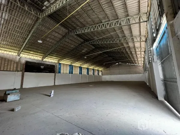 货栈 出租在Bang Pa-in, Phra Nakhon Si Ayutthaya - 仓库分区，拱形桁架屋顶，侧墙百叶通风窗和金属推拉门