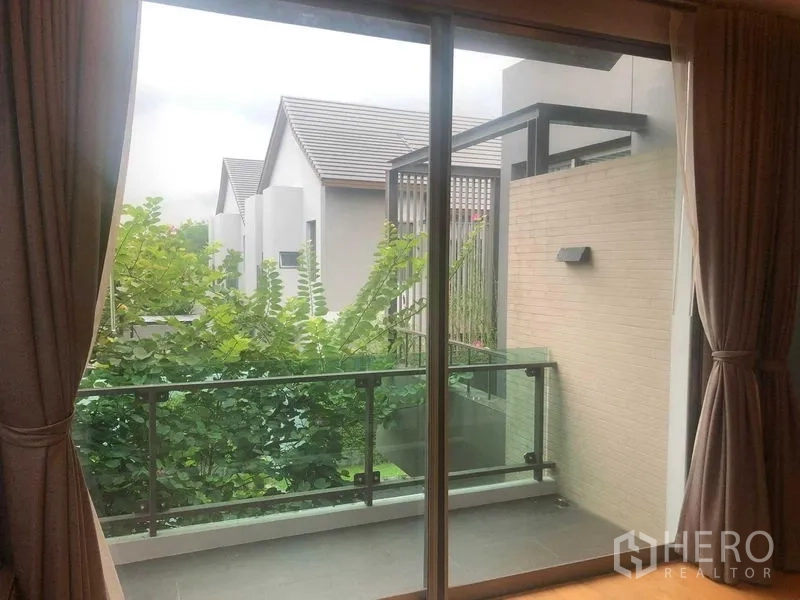 บ้าน ให้เช่าหรือขายในBang Kapi, Bangkok - ระเบียงราวกระจกมองเห็นต้นไม้และบ้านข้างเคียง