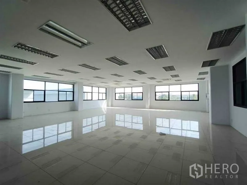 货栈 出租或出售在Pathum Thani - 大开间办公室，采光窗带来充足自然光与格栅灯。