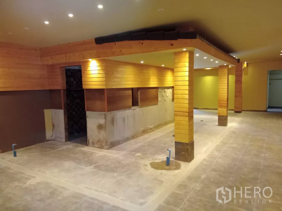 独立式住宅 出租在Phaya Thai, Bangkok - 宽敞未完全装修的大厅，木饰面立柱与嵌灯。