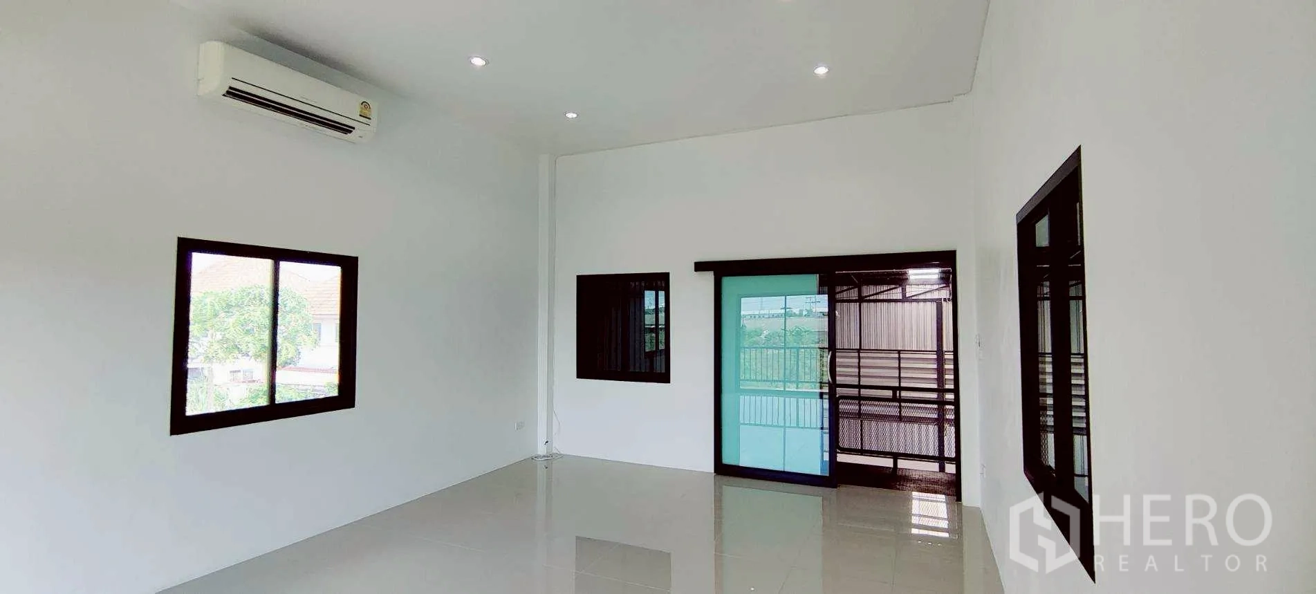 货栈 for rent in Lam Luk Ka, Pathum Thani - 二层办公室，带阳台出入口与绿色磨砂滑门。
