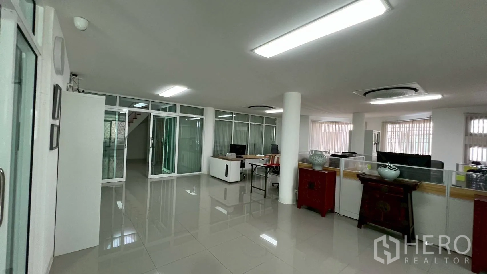 家庭办公室 for rent in Wang Thonglang, Bangkok - 开放式办公区，书桌与玻璃会议室，灯光明亮。