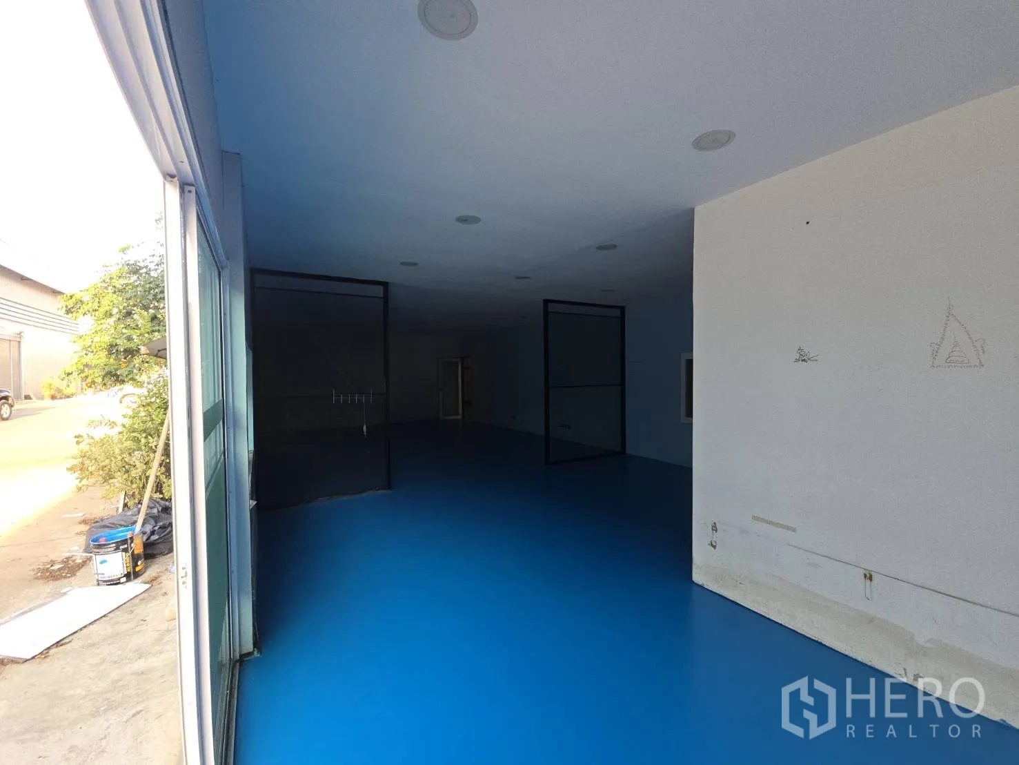 โกดัง for rent in Bang Phli, Samut Prakan - โซนสำนักงานหรือโชว์รูมด้านหน้าพร้อมประตูกระจกบานเลื่อนติดถนนภายในโครงการ