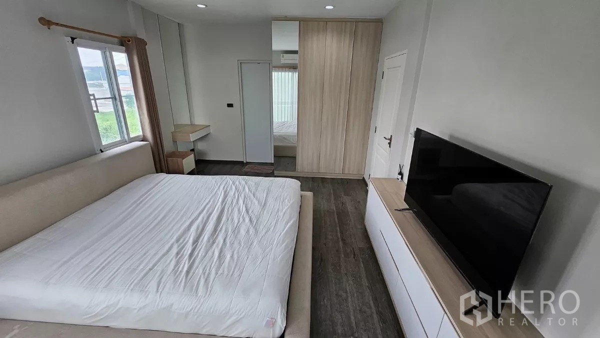 独立式住宅 出租在Khlong Toei, Bangkok - 主卧另一角度，带电视柜与衣柜，木地板。