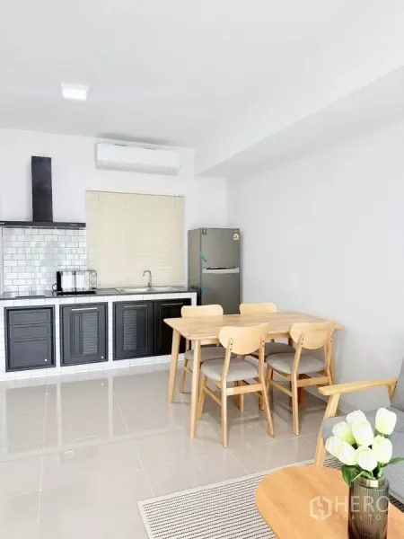 ทาวน์เฮาส์ ให้เช่าในBang Phli, Samut Prakan - ครัวบิลท์อิน ตู้สีดำ ผนังกระเบื้องซับเวย์ พร้อมชุดโต๊ะอาหาร