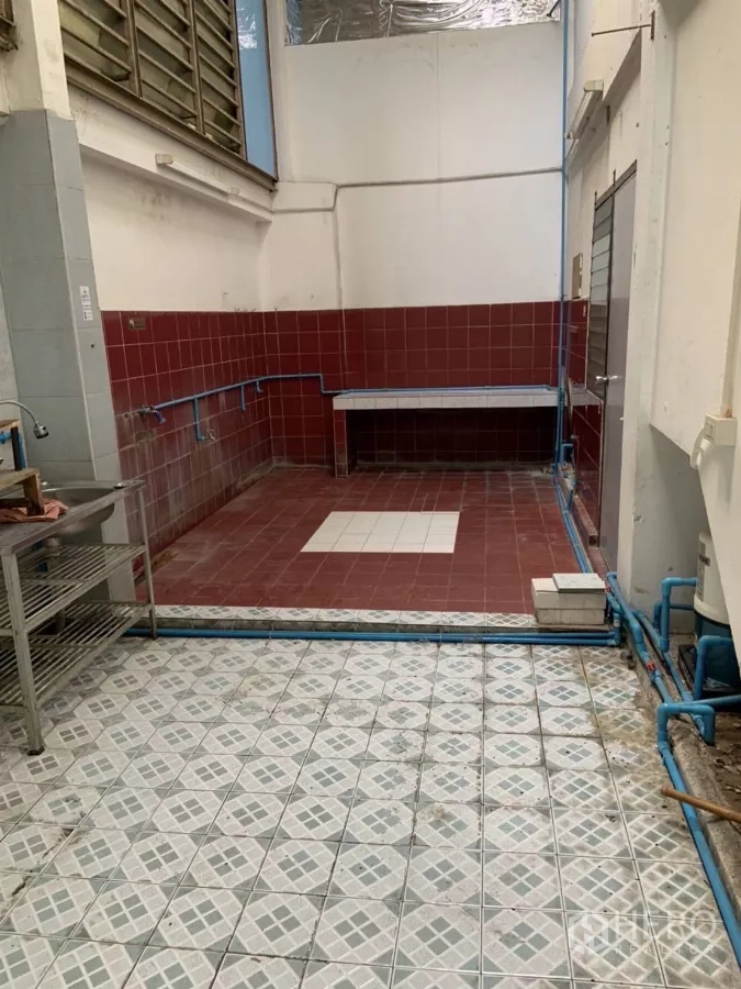 อาคารพาณิชย์ ให้เช่าในSuan Luang, Bangkok - โซนล้างหรือสาธารณูปโภคด้านหลัง ผนังกระเบื้องแดง พร้อมท่อประปาสีฟ้า
