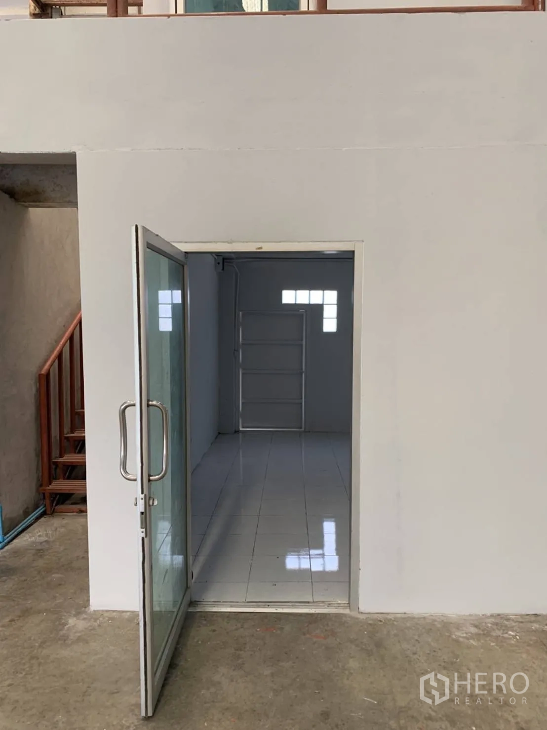 Warehouse for rent in Khlong Sam Wa, Bangkok - Ground-floor room with glass door connected to the warehouse.